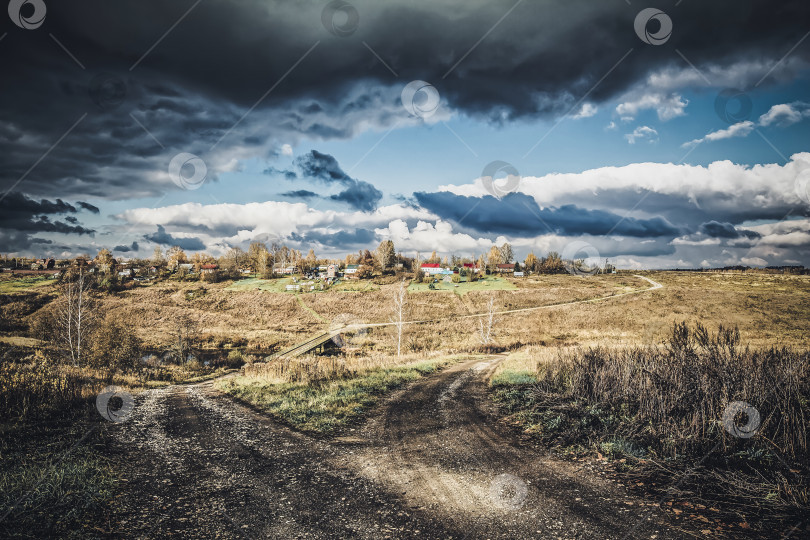 Скачать Маленькая осенняя деревушка на другом берегу реки фотосток Ozero