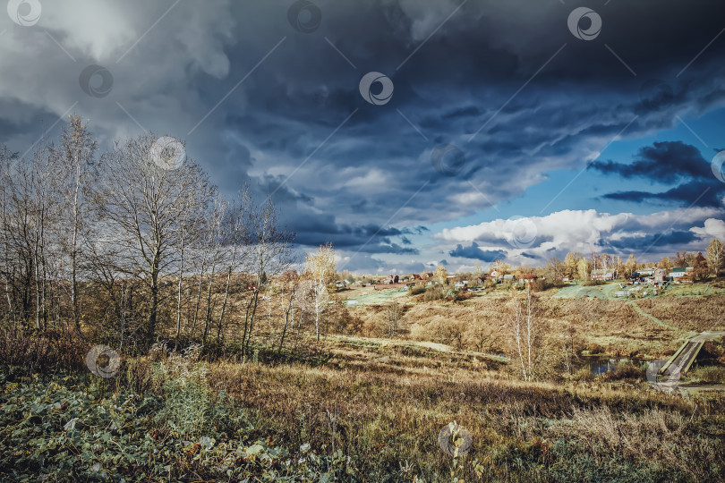 Скачать Маленькая осенняя деревушка на другом берегу реки фотосток Ozero