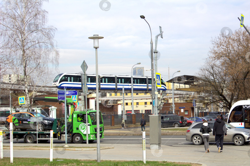 Скачать Городской пейзаж с монорельсом фотосток Ozero