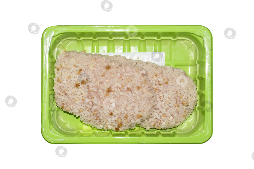 Скачать Мясо обваляйте в панировочных сухарях.Запанируйте сырое мясо.Мясо для жарки в пластиковой упаковке. фотосток Ozero