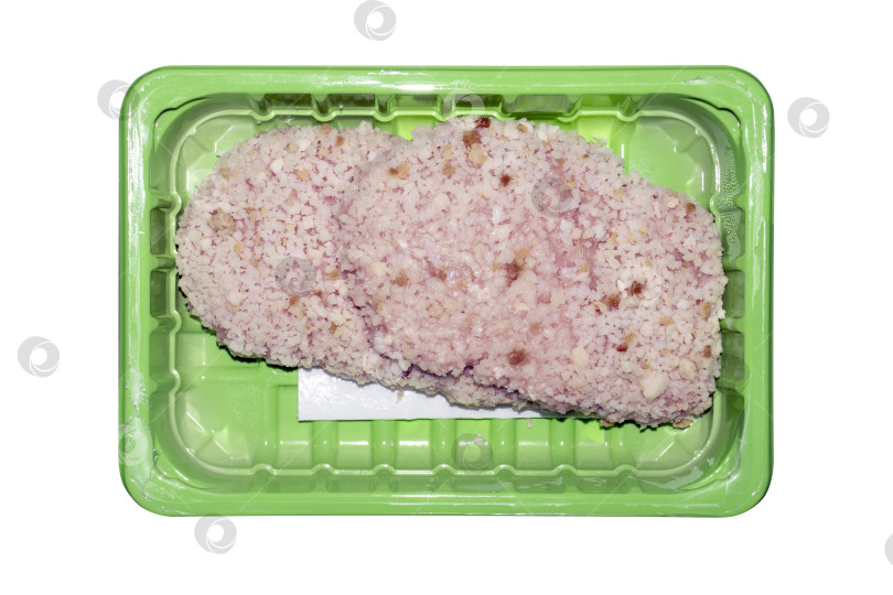 Скачать Мясо обваляйте в панировочных сухарях.Запанируйте сырое мясо.Мясо для жарки в пластиковой упаковке. фотосток Ozero