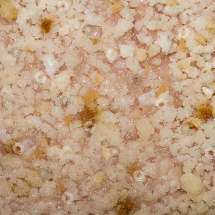 Скачать Консистенция мяса, запанированного в панировке.Фон измельчите в панировочных сухарях.Мясо обваляйте в панировочных сухарях.Мясо в панировке получается сырым. фотосток Ozero