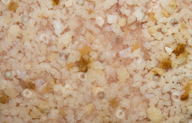 Скачать Консистенция мяса, запанированного в панировке.Фон измельчите в панировочных сухарях.Мясо обваляйте в панировочных сухарях.Мясо в панировке получается сырым. фотосток Ozero