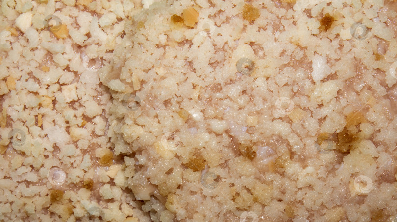 Скачать Консистенция мяса, запанированного в панировке.Фон измельчите в панировочных сухарях.Мясо обваляйте в панировочных сухарях.Мясо в панировке получается сырым. фотосток Ozero