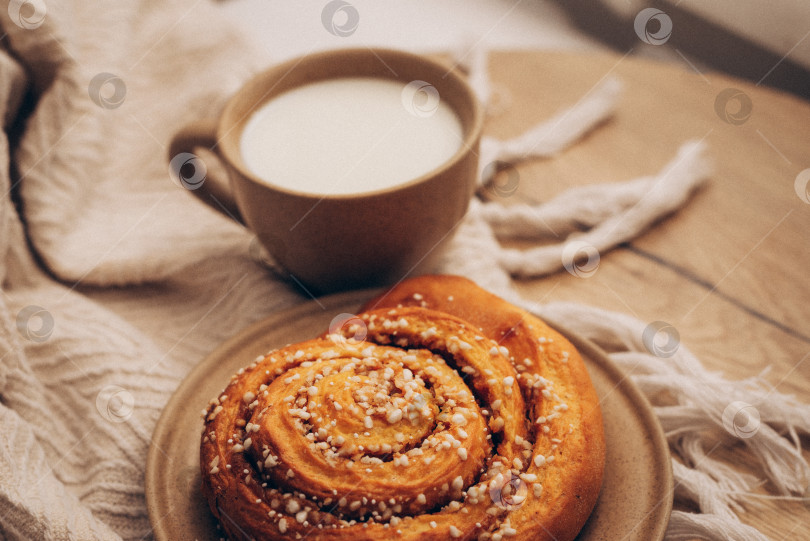 Скачать чашка молока и булочка с корицей фотосток Ozero