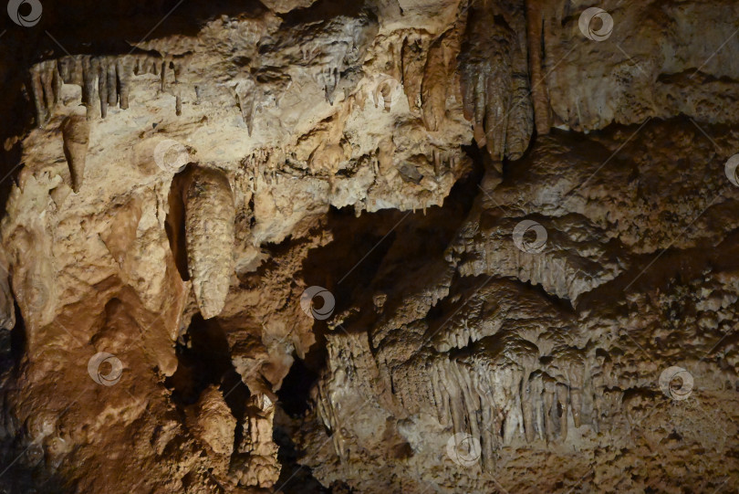 Скачать Сталактиты и минеральные образования в пещере фотосток Ozero