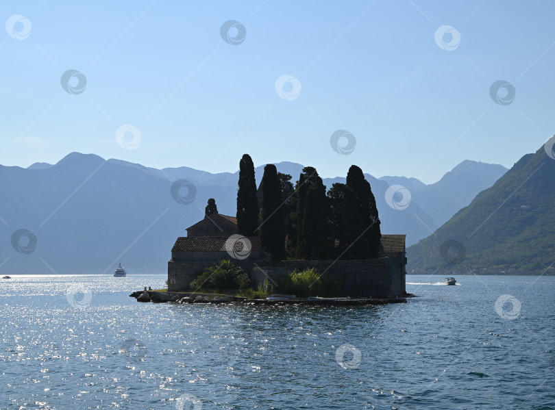 Скачать Остров Святого Георгия в лучах солнца, Бока-Которская бухта, Черногория, август 2024 года фотосток Ozero