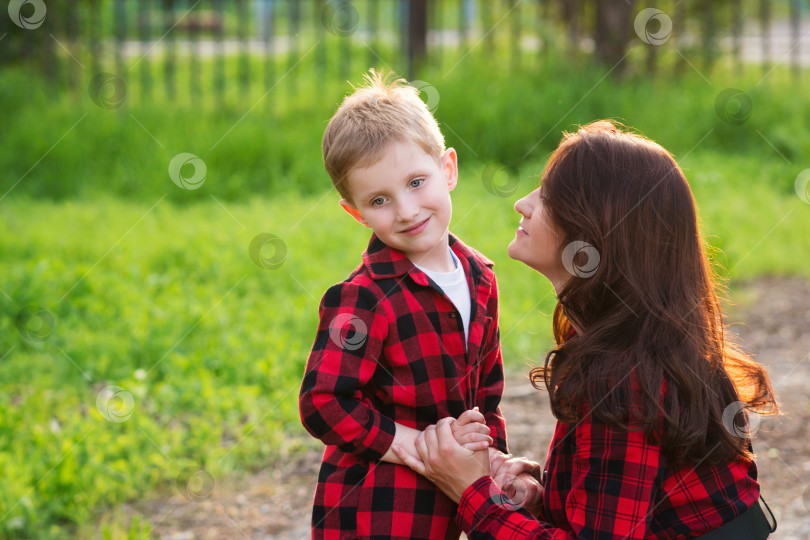 Скачать Мама с маленьким сыном гуляют в парке фотосток Ozero