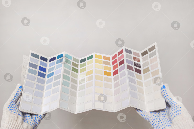 Скачать Этот человек в перчатках, и он маляр. фотосток Ozero