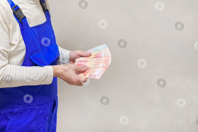 Скачать Закройте рабочие руки деньгами. Скопируйте пробел. фотосток Ozero