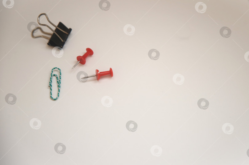 Скачать Скрепка, зажим и другие предметы фотосток Ozero