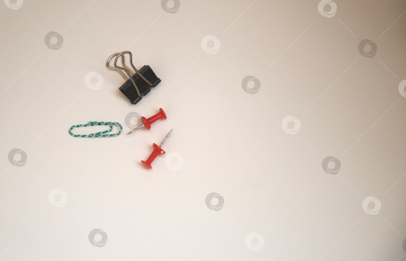 Скачать Скрепка, зажим и другие предметы фотосток Ozero