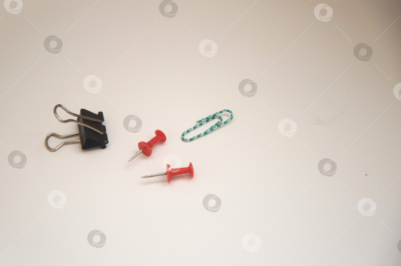 Скачать Скрепка канцелярская, зажим и другие атрибуты фотосток Ozero