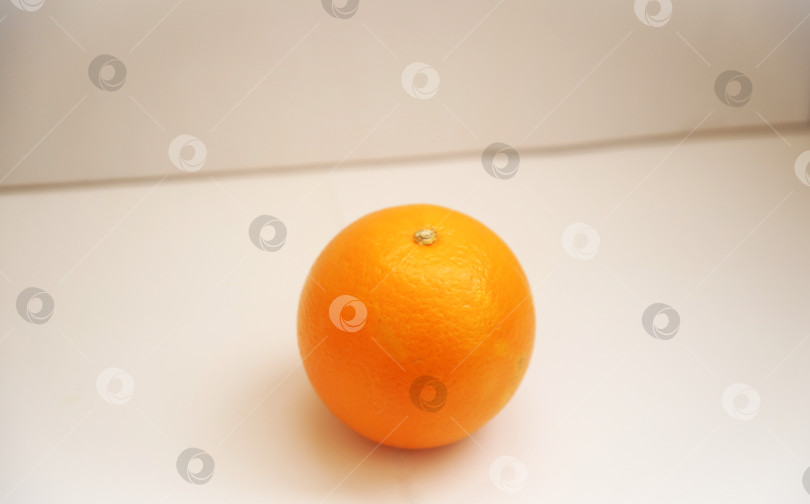 Скачать Фрукт апельсин на белом фотосток Ozero