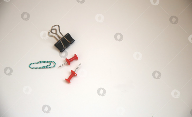 Скачать Канцелярская скрепка, зажим и другие атрибуты фотосток Ozero