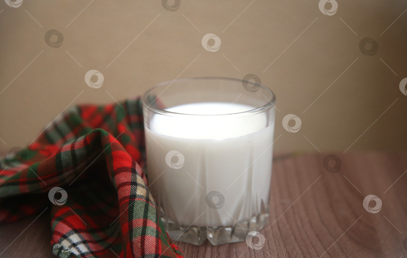 Скачать Напиток стакан молока на столе фотосток Ozero