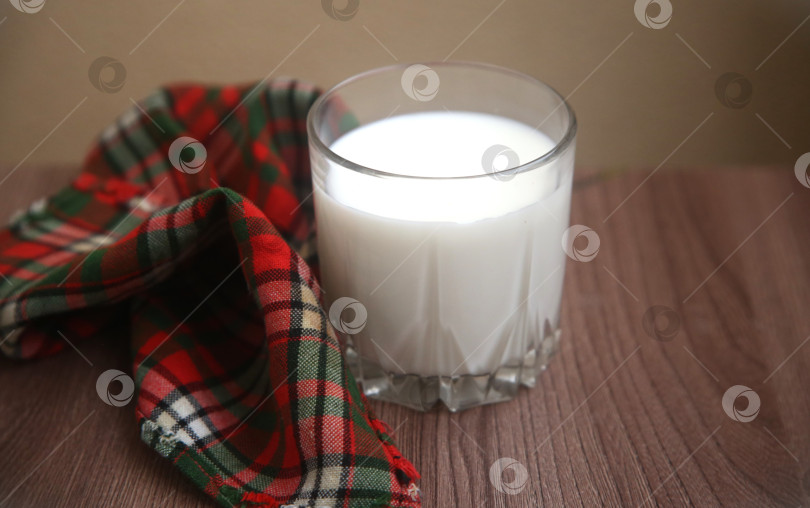 Скачать Напиток стакан молока на столе фотосток Ozero