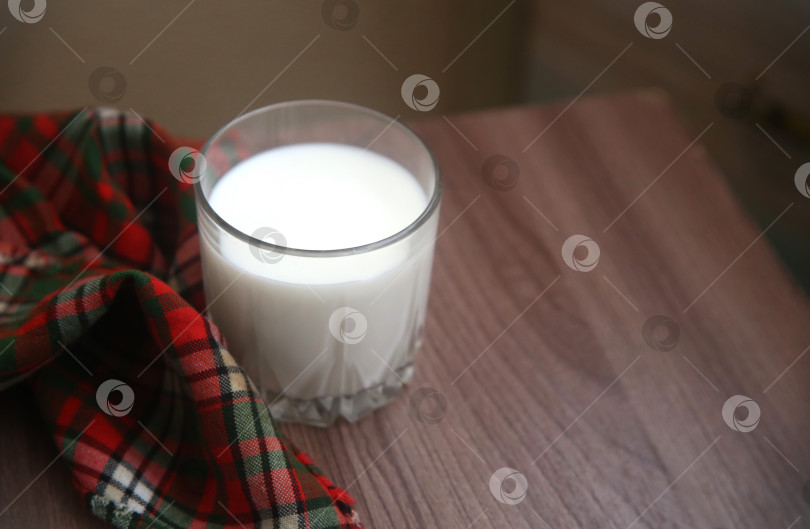 Скачать Напиток стакан молока на столе фотосток Ozero