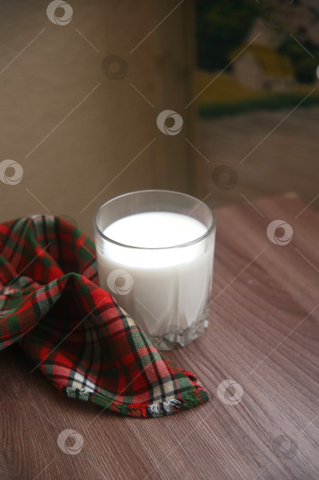 Скачать Напиток стакан молока на столе фотосток Ozero