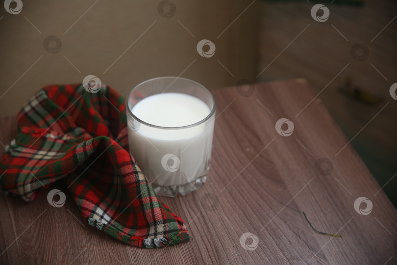 Скачать Стакан молока на столе фотосток Ozero