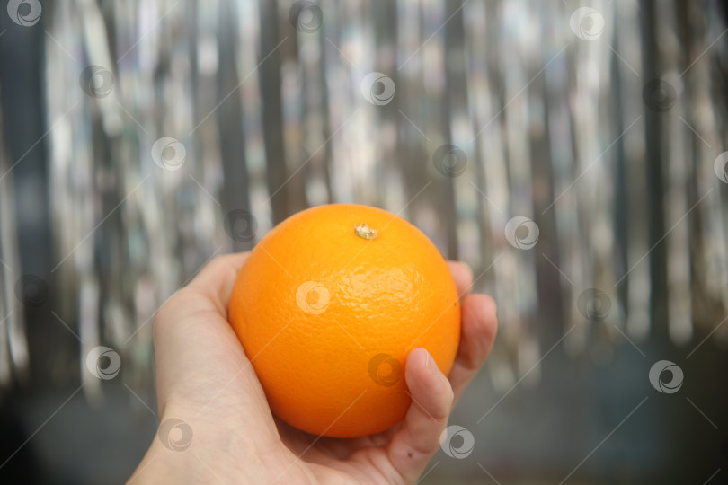 Скачать Апельсин в женской руке. Полезное питание и здоровье фотосток Ozero