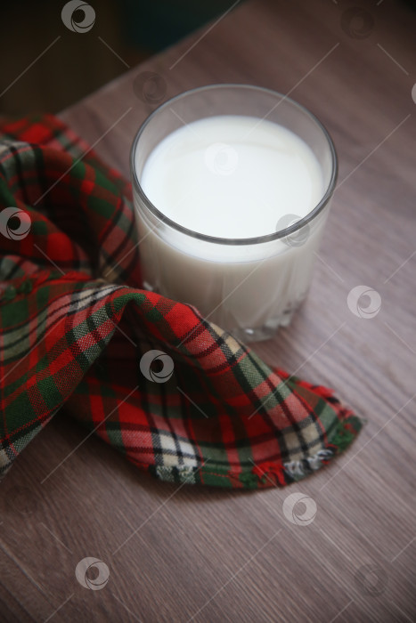 Скачать Напиток стакан молока на столе фотосток Ozero