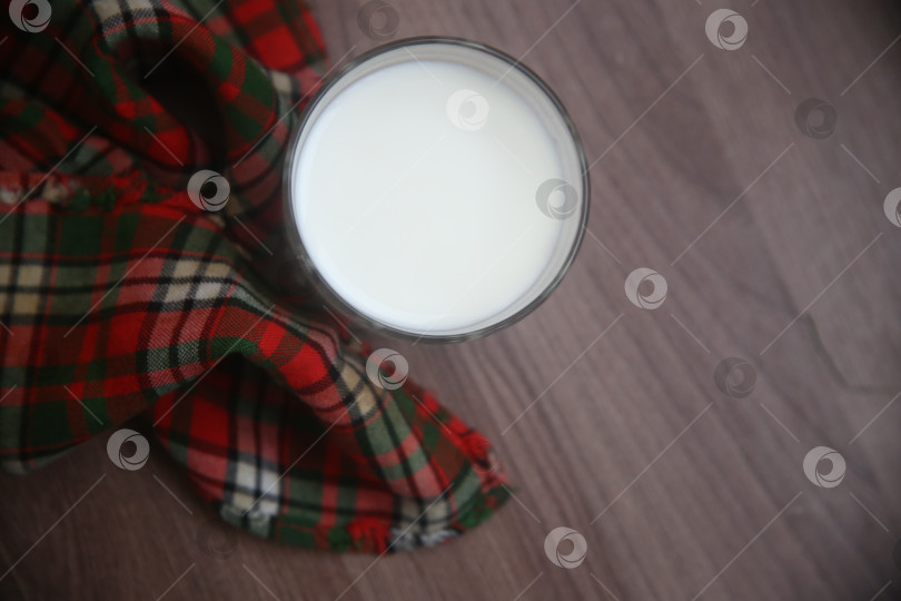 Скачать Напиток стакан молока на столе фотосток Ozero