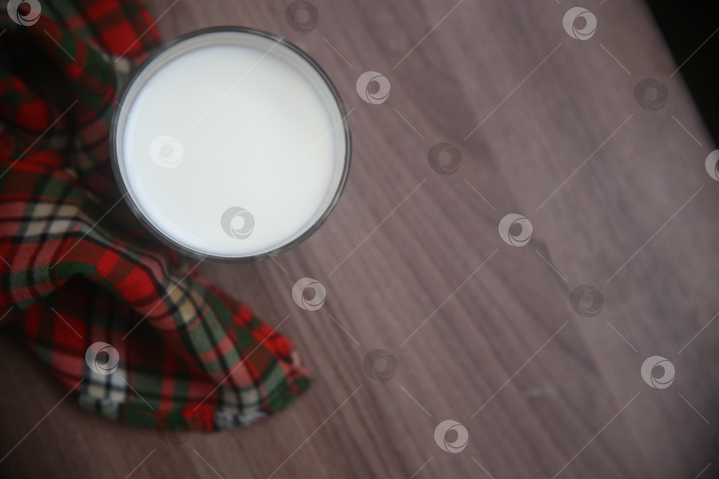 Скачать Напиток стакан молока на столе фотосток Ozero