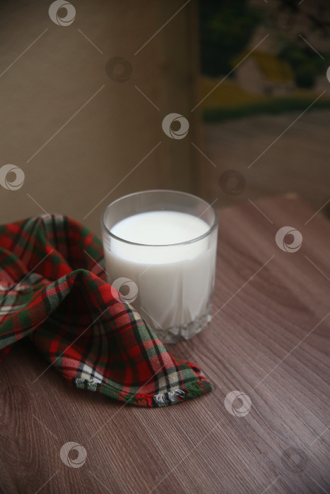 Скачать Напиток стакан молока на столе фотосток Ozero