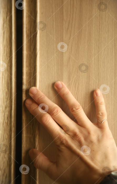 Скачать Рука человека возле шкафа-купе фотосток Ozero