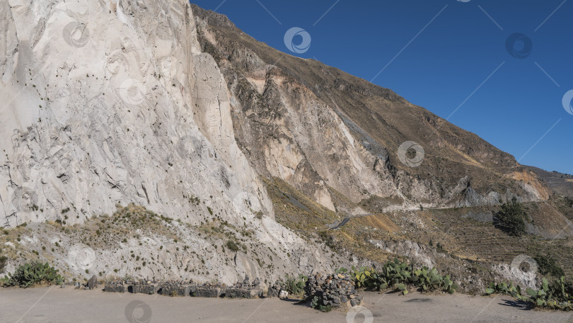Скачать Хайлендское шоссе. На обочине дороги сложены пирамиды из камней. фотосток Ozero