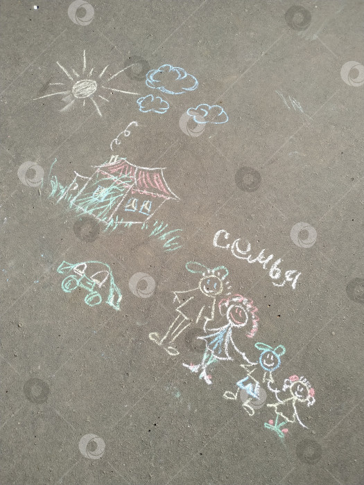 Скачать Детский рисунок мелом на асфальте, семья. фотосток Ozero