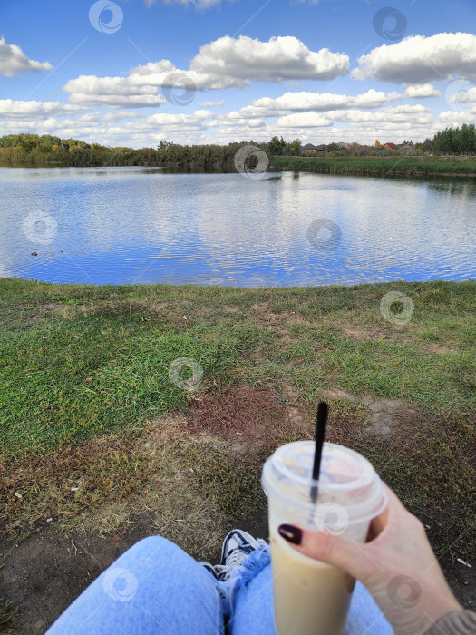 Скачать Озеро, облачное небо и трава, рука с напитком, летний фон, обои на рабочий стол с природой фотосток Ozero