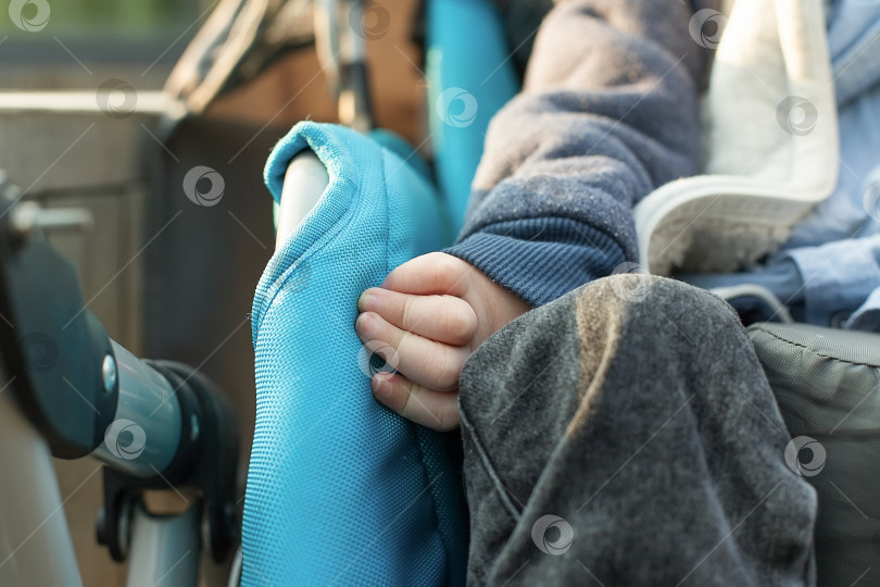 Скачать мать держит за руку своего ребенка-инвалида с церебральным параличом. поддержка родителей. Инвалидность. фотосток Ozero