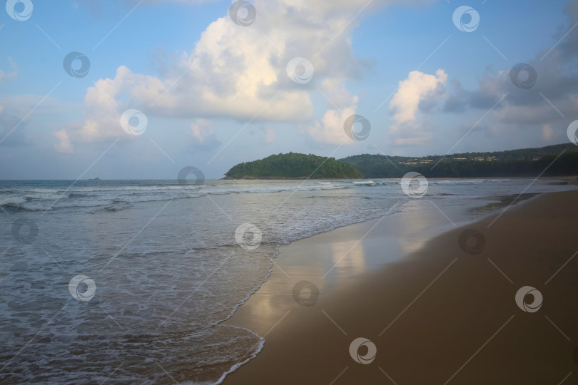 Скачать Пляж Банг Тао (Лаян) на побережье Андаманского моря острова Пхукет в Таиланде, октябрь 2025 года фотосток Ozero