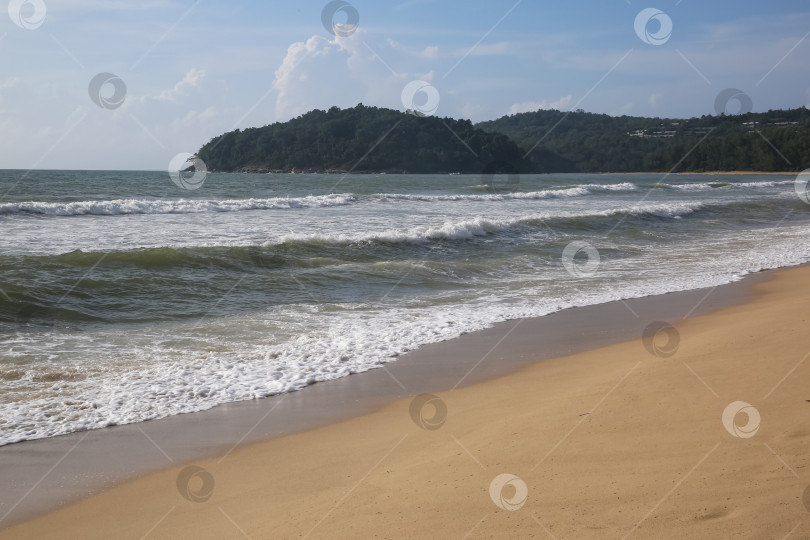 Скачать Пляж Банг Тао (Лаян) на побережье Андаманского моря острова Пхукет в Таиланде, октябрь 2025 года фотосток Ozero