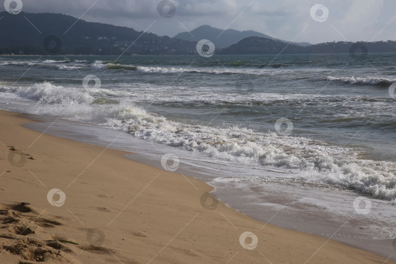 Скачать Пляж Банг Тао (Лаян) на побережье Андаманского моря острова Пхукет в Таиланде, октябрь 2025 года фотосток Ozero