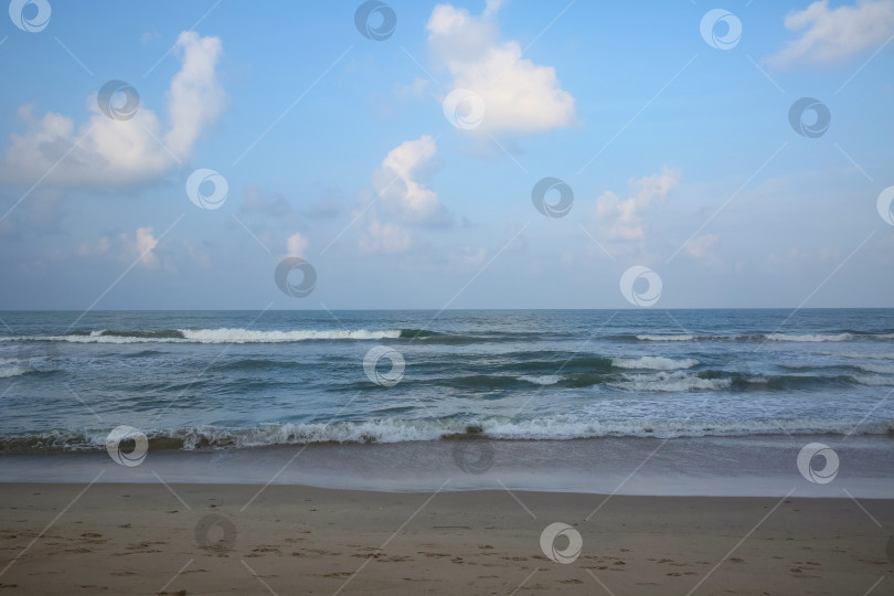 Скачать Пляж Банг Тао (Лаян) на побережье Андаманского моря острова Пхукет в Таиланде, октябрь 2025 года фотосток Ozero