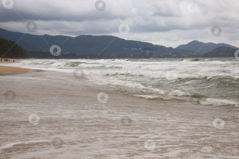 Скачать Пляж Банг Тао (Лаян) на побережье Андаманского моря острова Пхукет в Таиланде, октябрь 2025 года фотосток Ozero
