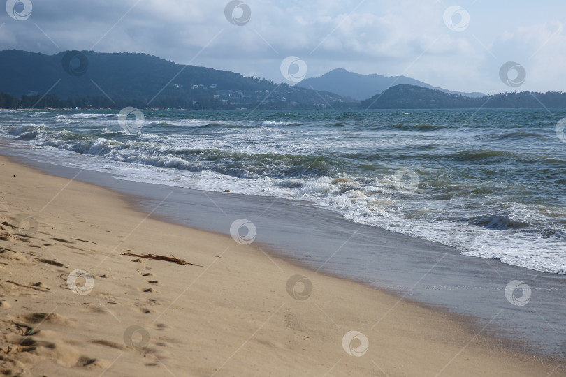 Скачать Пляж Банг Тао (Лаян) на побережье Андаманского моря острова Пхукет в Таиланде, октябрь 2025 года фотосток Ozero