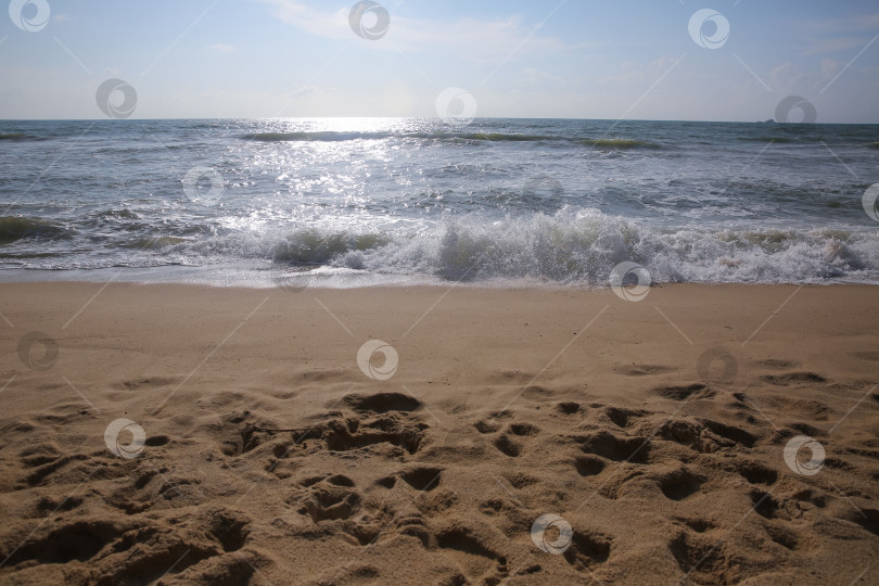 Скачать Пляж Банг Тао (Лаян) на побережье Андаманского моря острова Пхукет в Таиланде, октябрь 2025 года фотосток Ozero