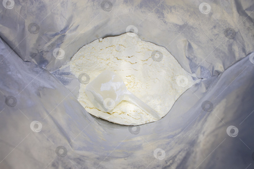 Скачать Банановый протеин в упаковке с мерной ложкой.Протеин для набора мышечной массы.Порошкообразный протеин. фотосток Ozero