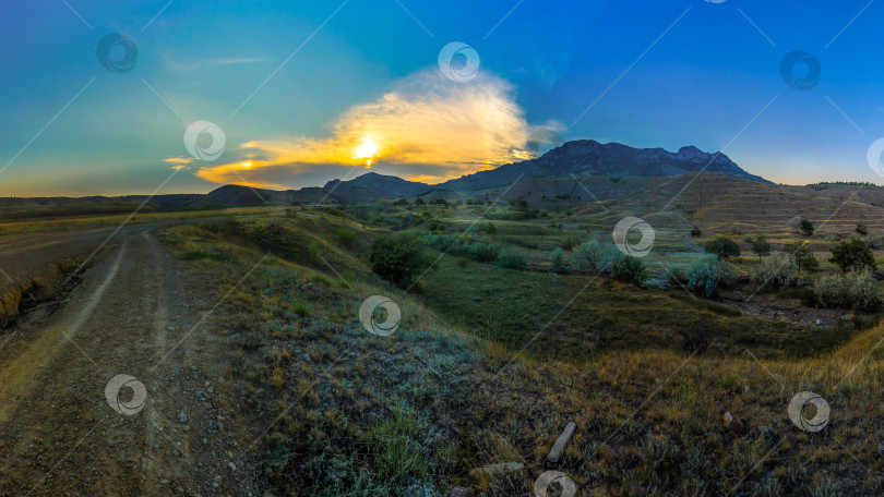 Скачать Закат в горах фотосток Ozero