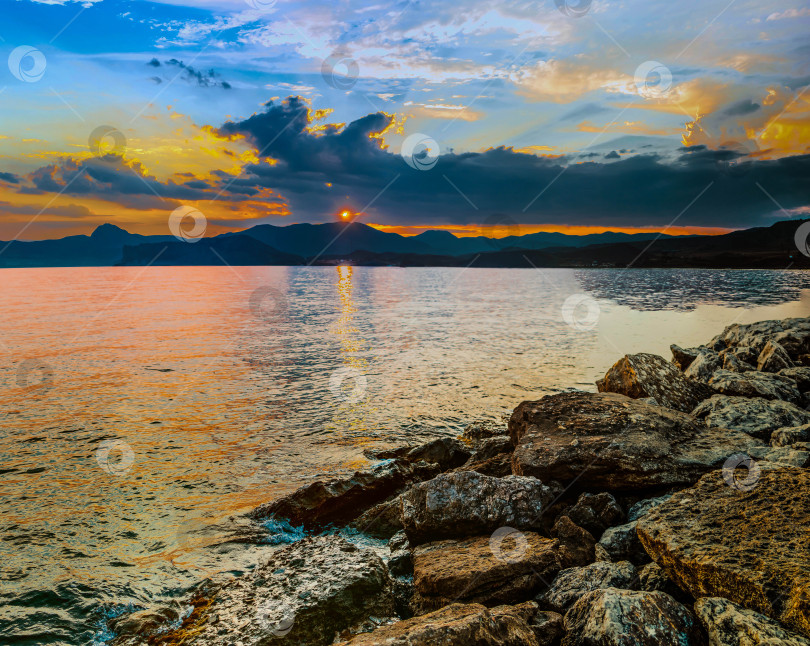 Скачать Закат в горах фотосток Ozero