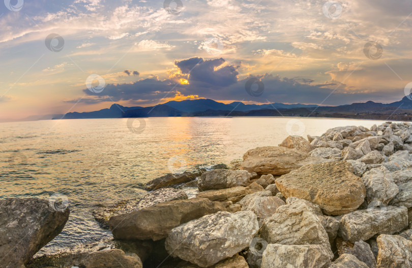 Скачать Закат в горах фотосток Ozero