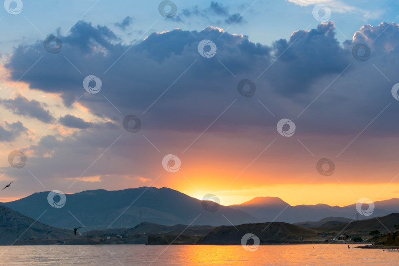 Скачать Закат в горах фотосток Ozero