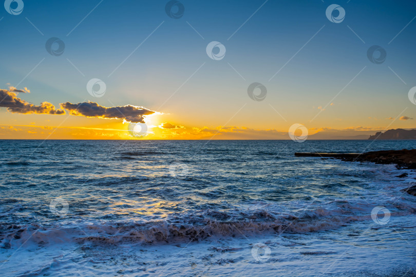 Скачать Море на закате фотосток Ozero