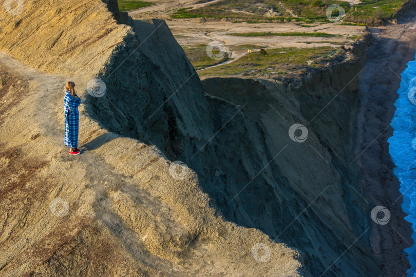 Скачать Люди на фоне гор фотосток Ozero