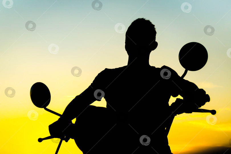 Скачать Силуэт на мотоцикле фотосток Ozero