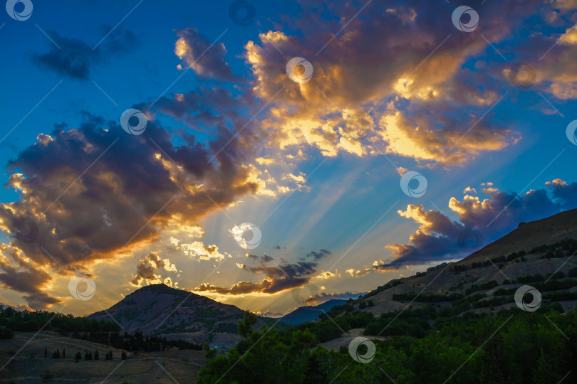 Скачать Закат в горах фотосток Ozero